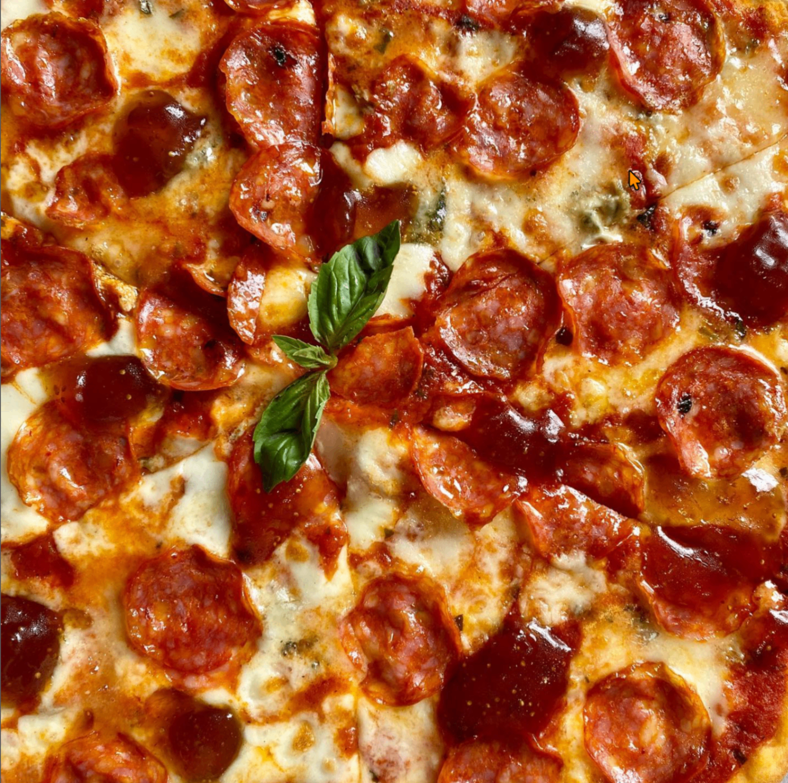 Pepperoni pica su šviežiu baziliku — Pizza Marinara