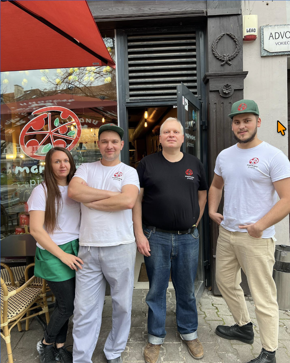 Pizza Marinara komanda prie pizzerijos Vilniuje, Vokiečių g.